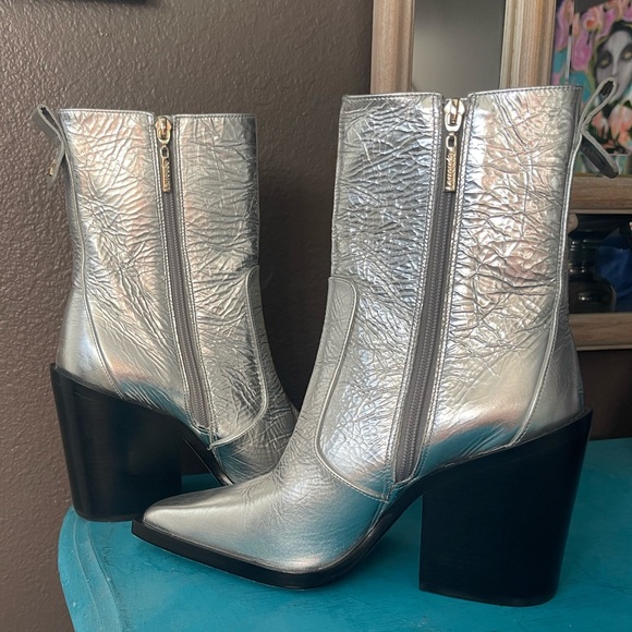 Larroude James Crinkled Silver Metallic Block Heeled Boots Zip Up sz 9 NWOT NWOB - Picture 5 of 10